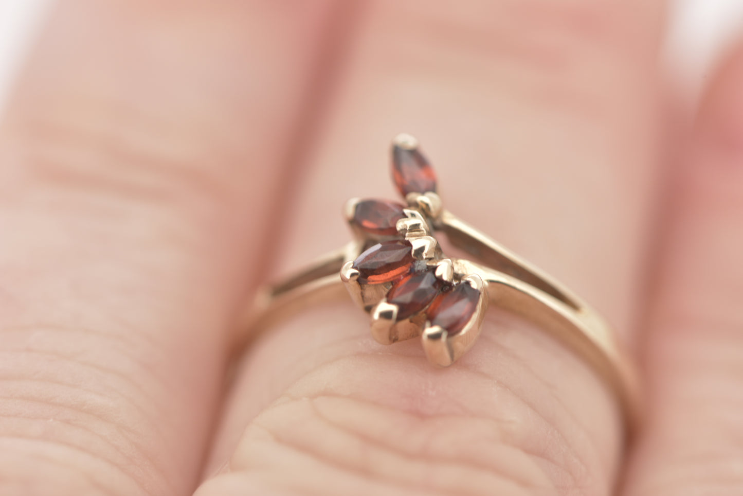 Sujo - 9ct vintage garnet yellow gold ring