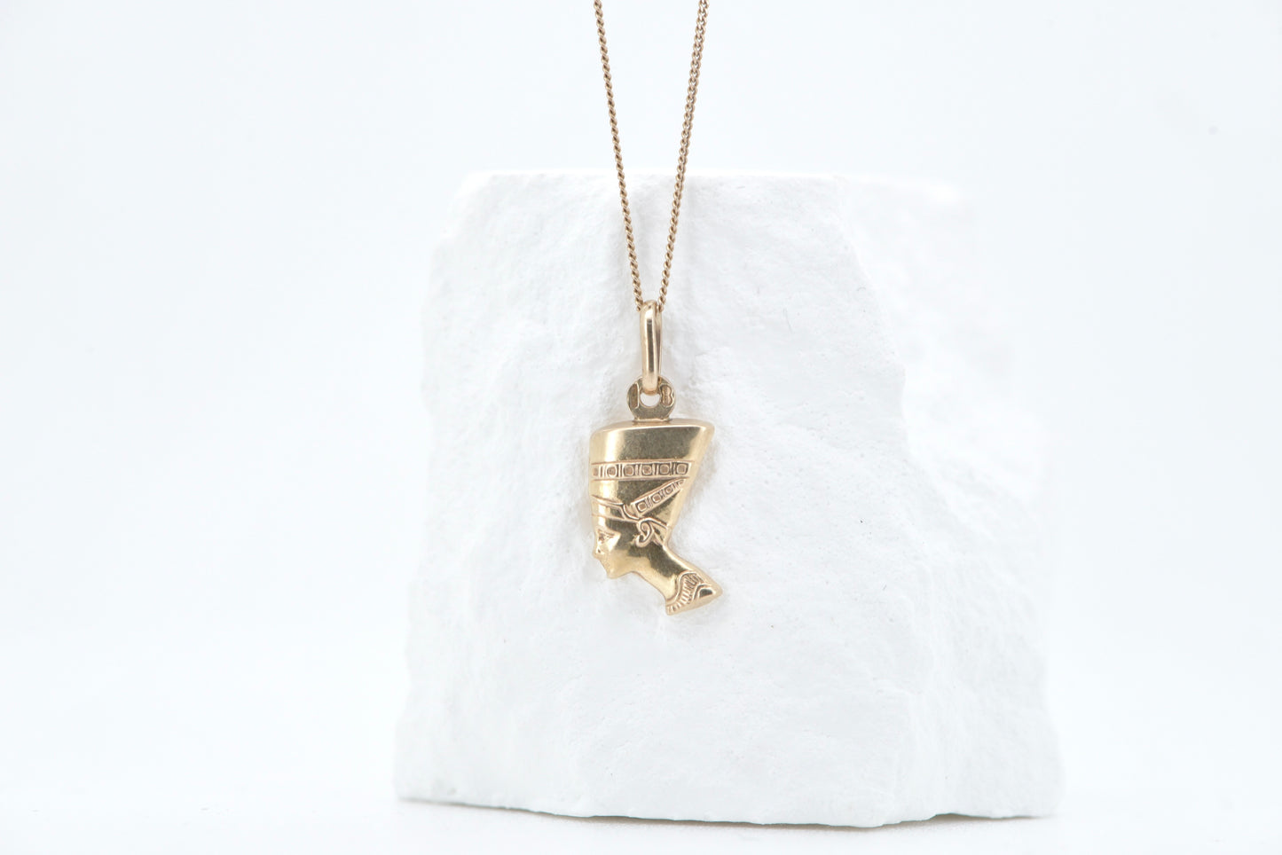 Queen Nefertiti 9ct yellow gold UNOAERRE pendant