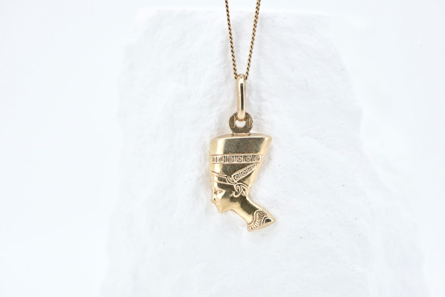 Queen Nefertiti 9ct yellow gold UNOAERRE pendant