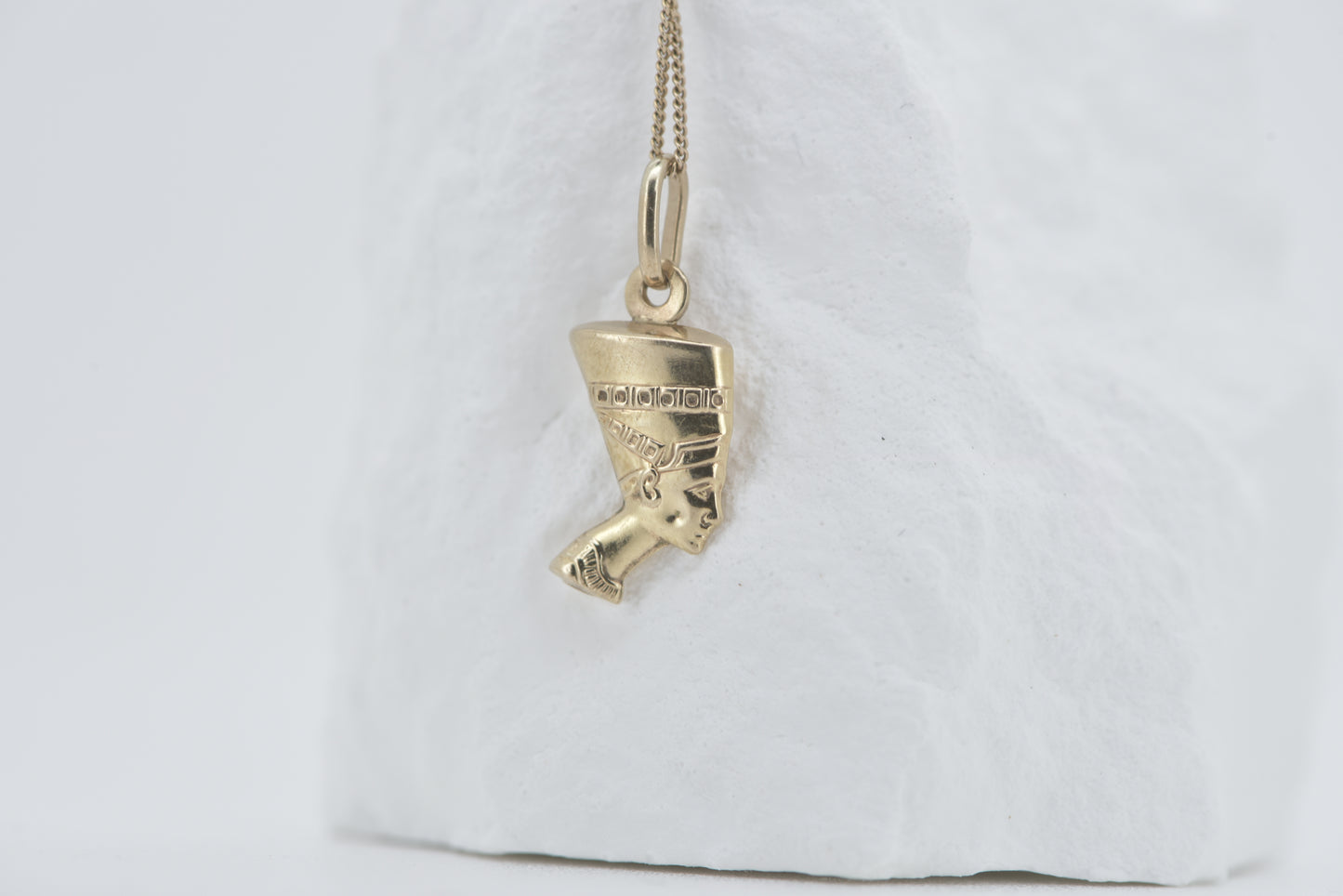 Queen Nefertiti 9ct yellow gold UNOAERRE pendant
