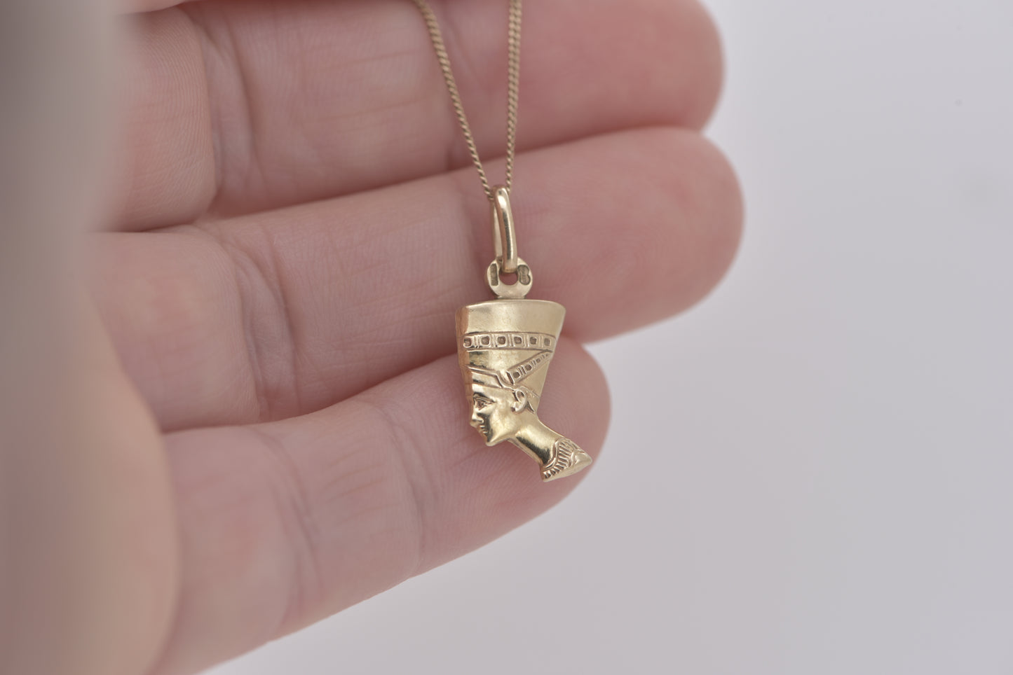 Queen Nefertiti 9ct yellow gold UNOAERRE pendant