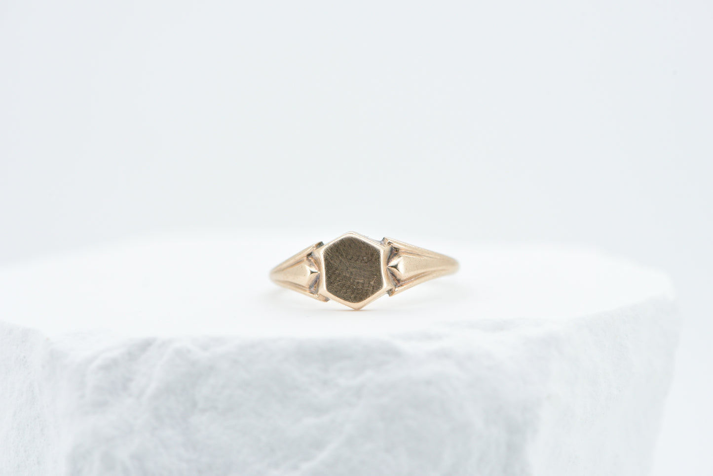 Sigourney - APEX signet ring - 9ct yellow gold size M.5