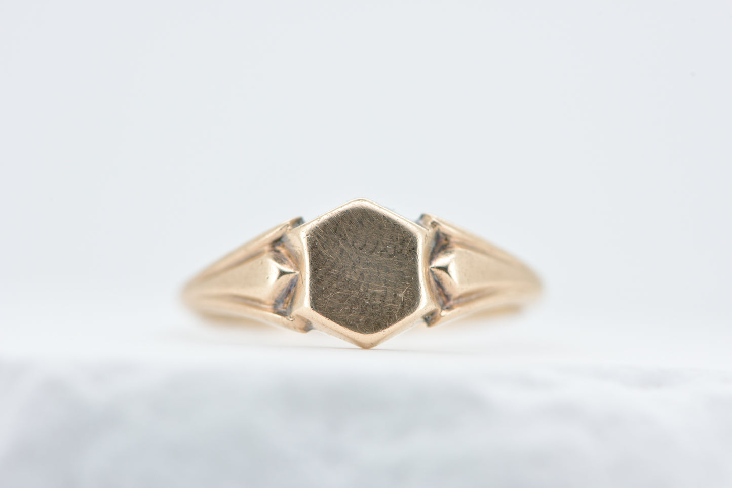 Sigourney - APEX signet ring - 9ct yellow gold size M.5