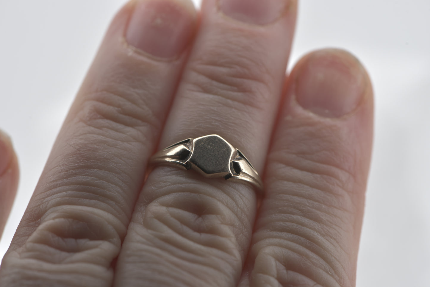 Sigourney - APEX signet ring - 9ct yellow gold size M.5